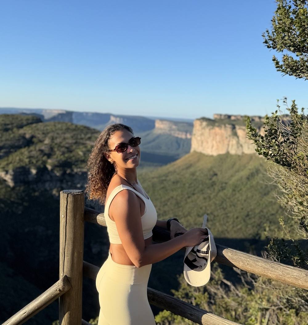 Michele em um mirante com vista para os paredões da chapada