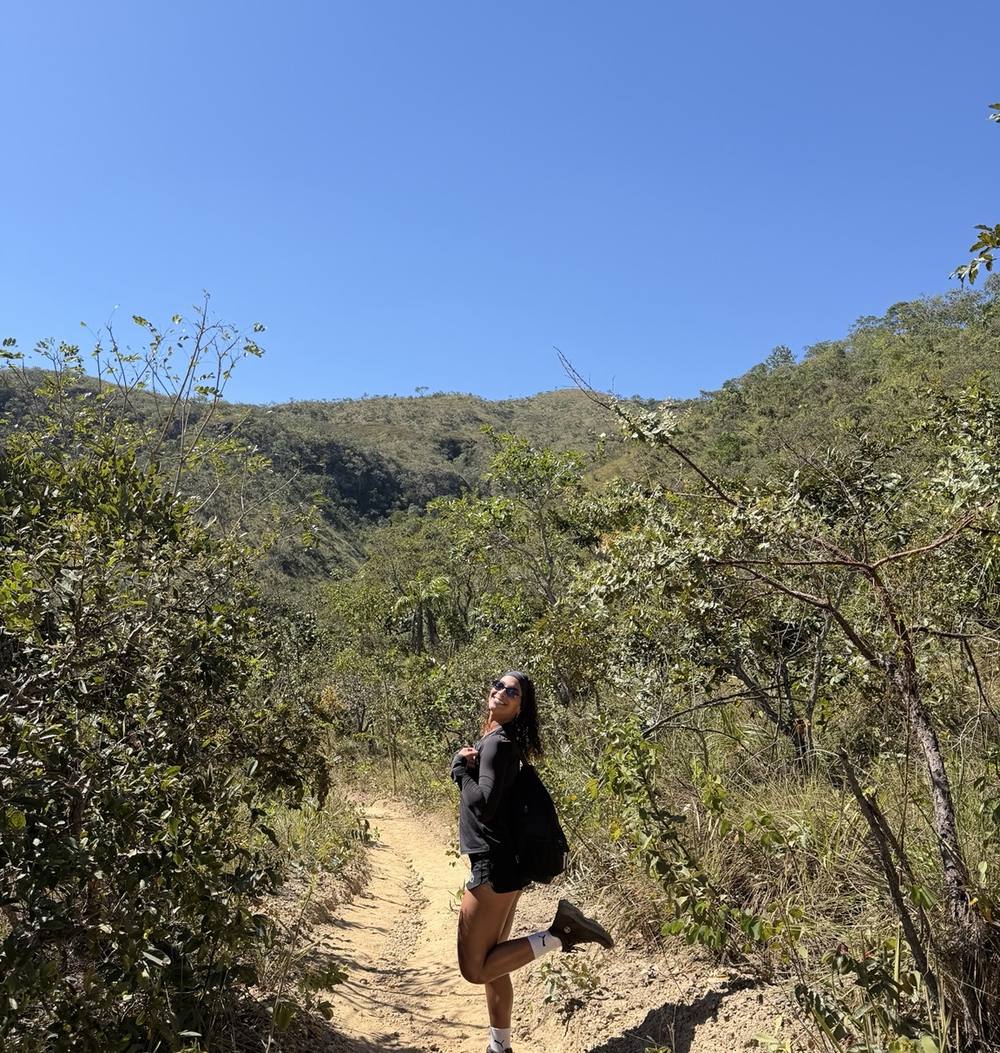 Michele em uma trilha de terra no cerrado